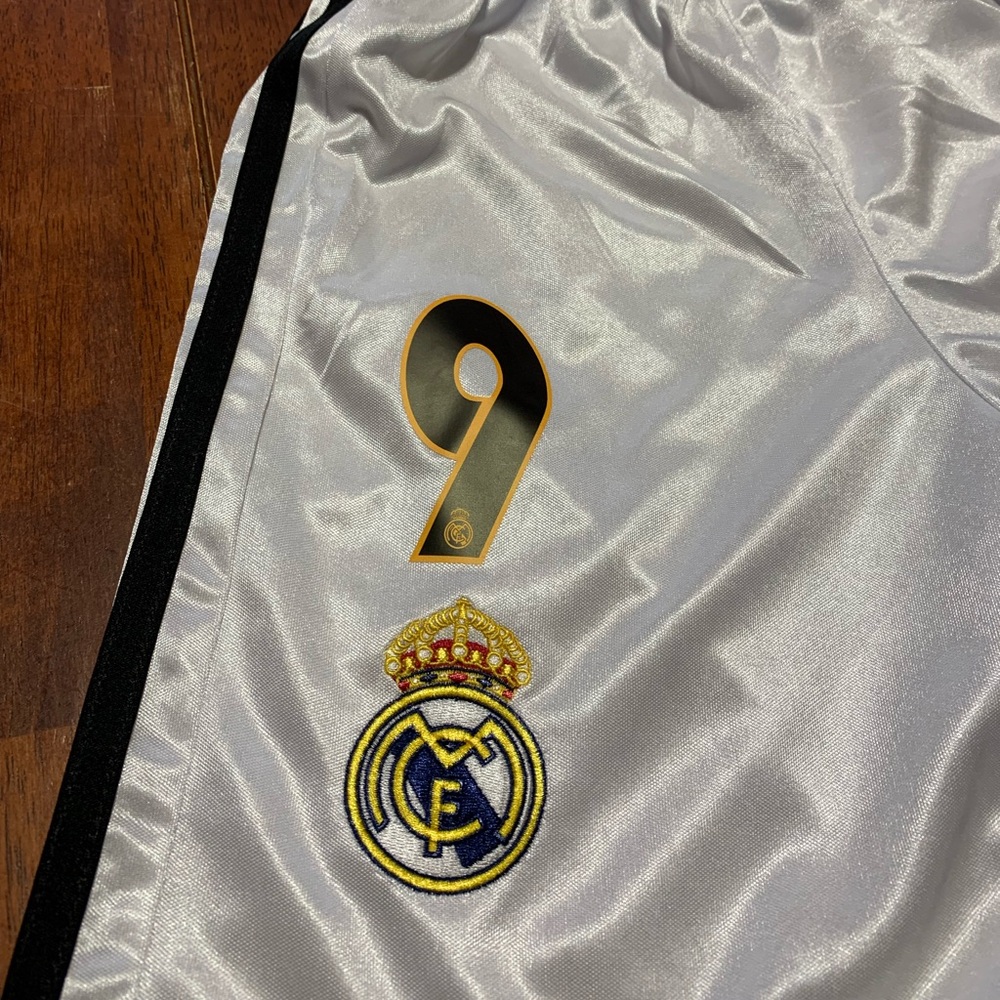 Kids Retro Real Madrid 04/05 Jersey - Picture 3 of 13